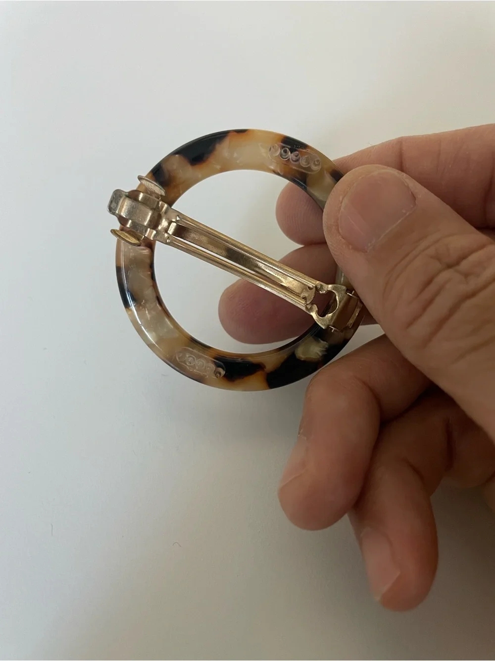Madewell Round Tortoiseshell Resin Hair Clip in Brown & Cream